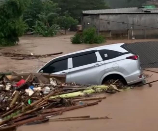 Hujan Deras Sebabkan Rumah di Bandar Lampung Terendam Banjir Hingga Setinggi Atap