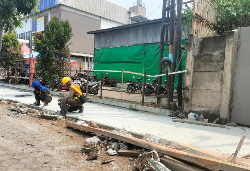 Komisi III DPRD Bandar Lampung Temukan Besi Tidak Sesuai Dalam Proyek Trotoar Jalan Sultan Agung