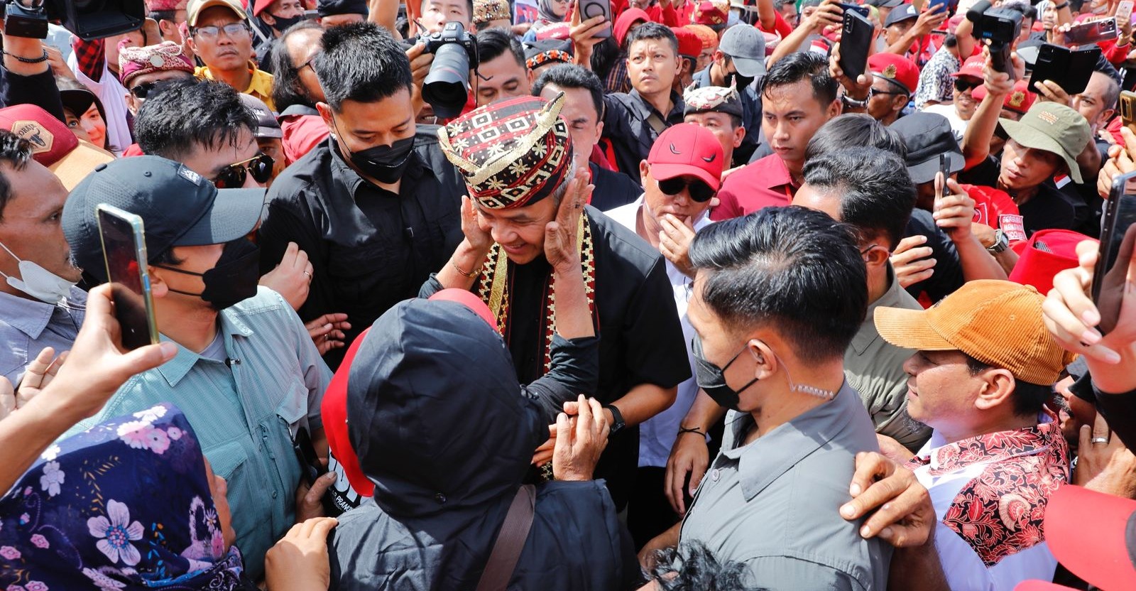 Momen Ribuan Orang Sambut Ganjar Pranowo saat Acara Hajatan Rakyat di Lampung