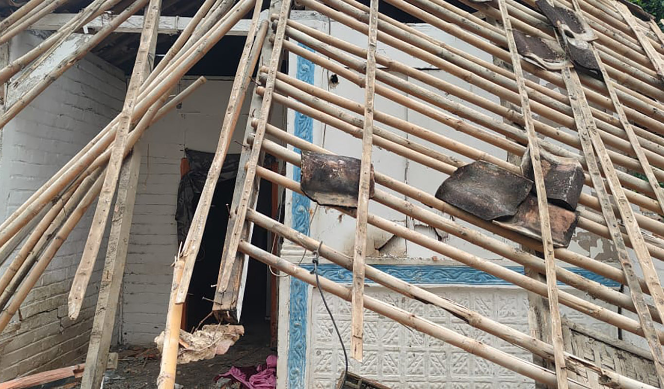 Butuh Bantuan! Rumah Dihantam Truk, Kakak Adik Yatim Piatu di Way Kanan Lampung Harus Tinggal di Kandang Ayam