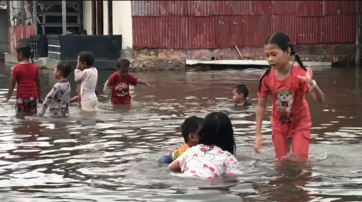 Abaikan Ancaman Penyakit, Banjir Rob Jadi Wahana Bermain Anak-anak 