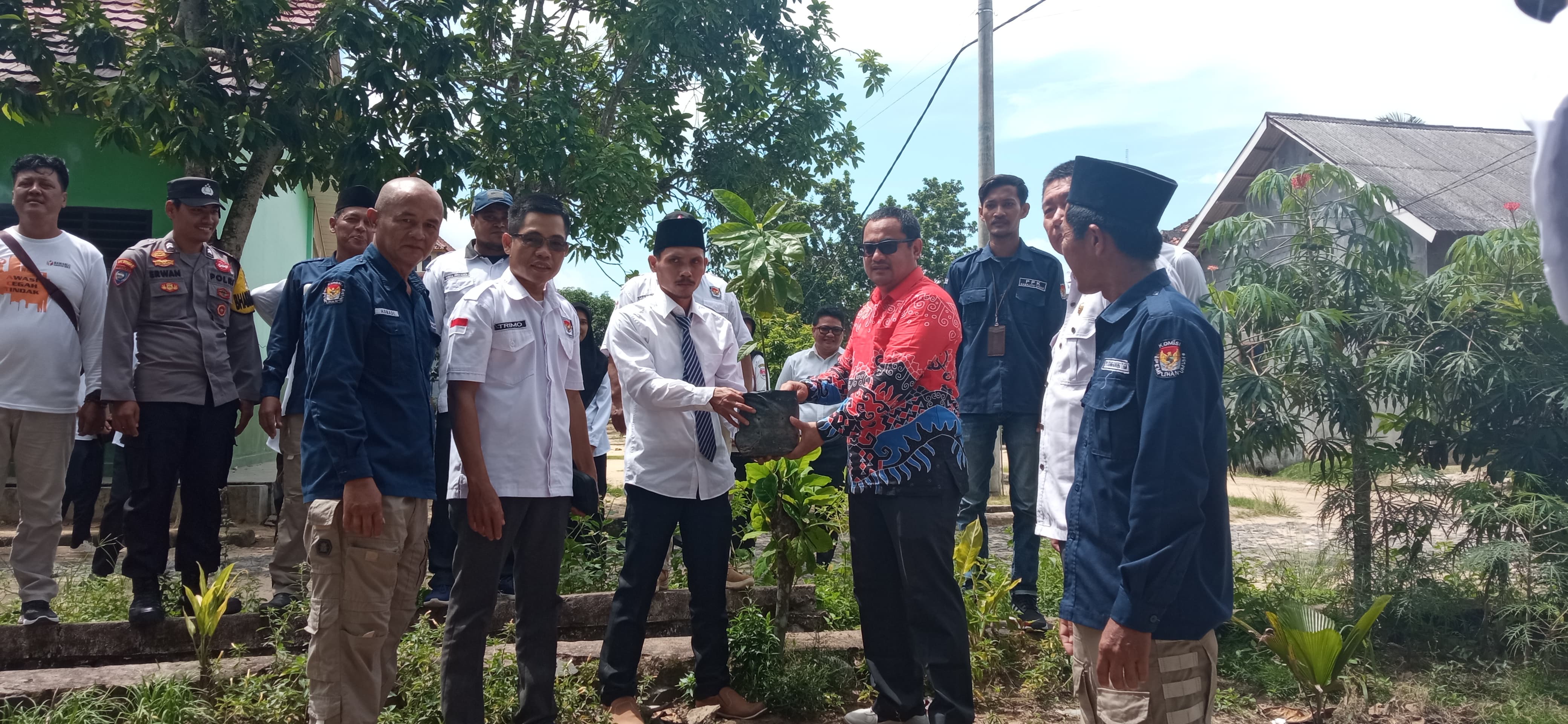 Tanam Pohon Warnai Pelantikan Anggota KPPS di Mesuji Lampung