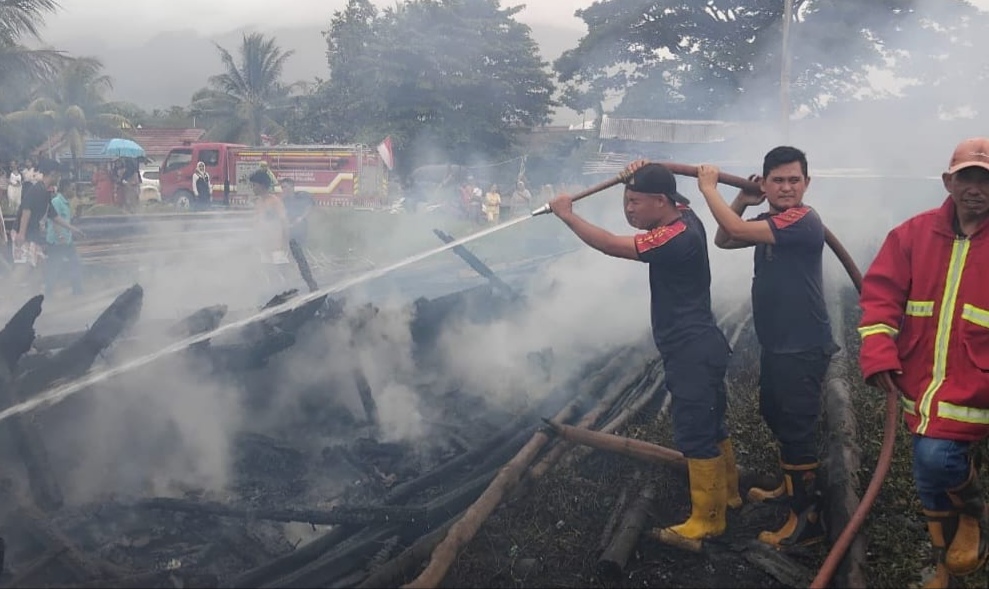 Kebakaran Kapal Bagan di Pesisir Pantai Kota Agung Tanggamus, Korban Rugi Puluhan Juta