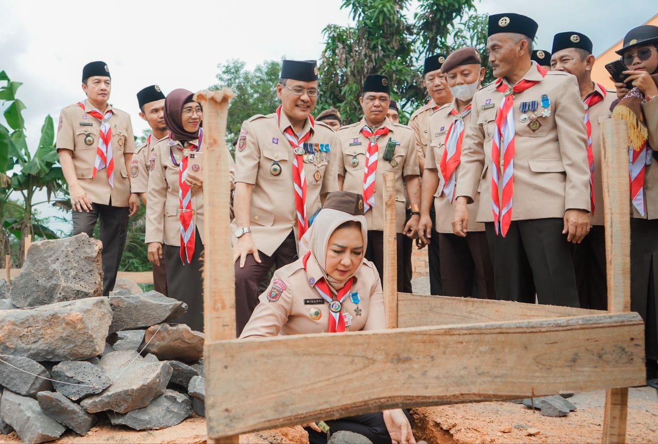 Winarti Letakan Batu Pertama Pembangunan Kantor Kwartir Cabang Pramuka Tulang Bawang