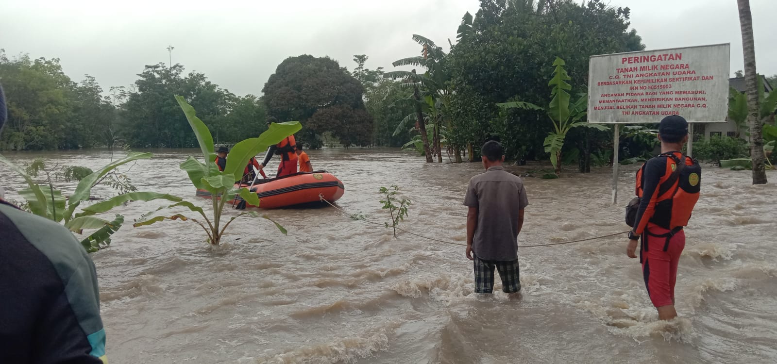 Terjunkan Perahu Karet, Basarnas Evakuasi Warga Terdampak Banjir Tulang Bawang