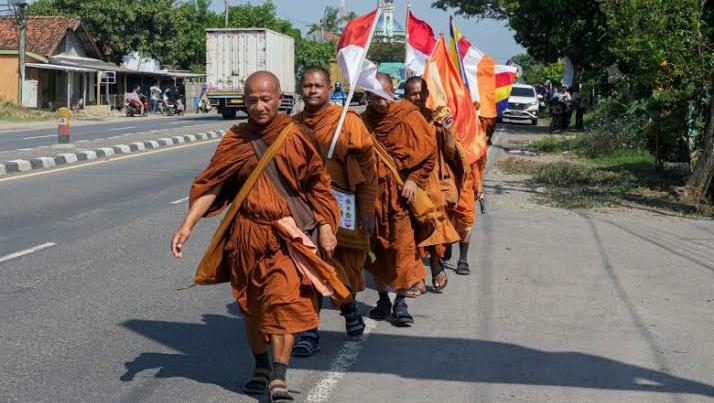 Apa Itu Ritual Thudong? Yuk Simak Tradisi Para Biksu yang Dilakukan Jelang Waisak Ini