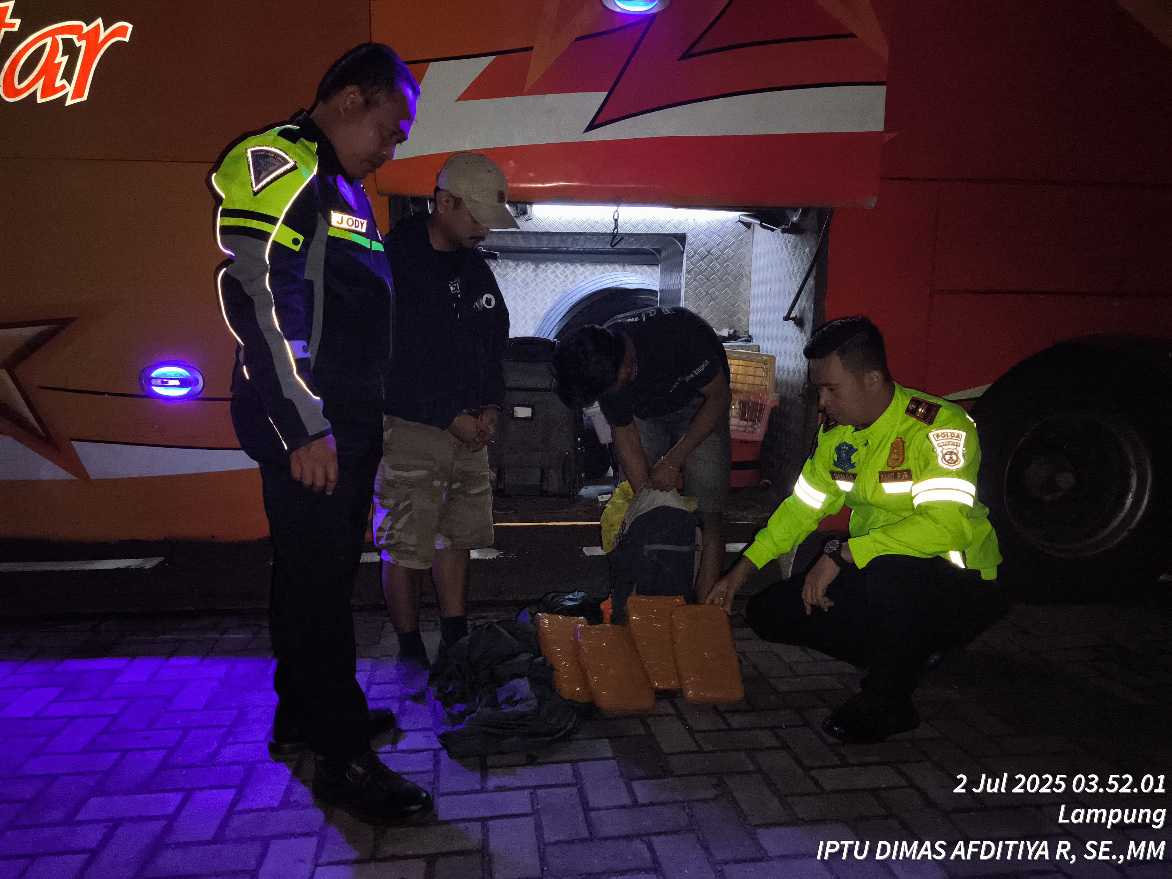 PJR Polda Lampung Gagalkan Penyelundupan Ganja 4 Kilogram di Tol Bakter