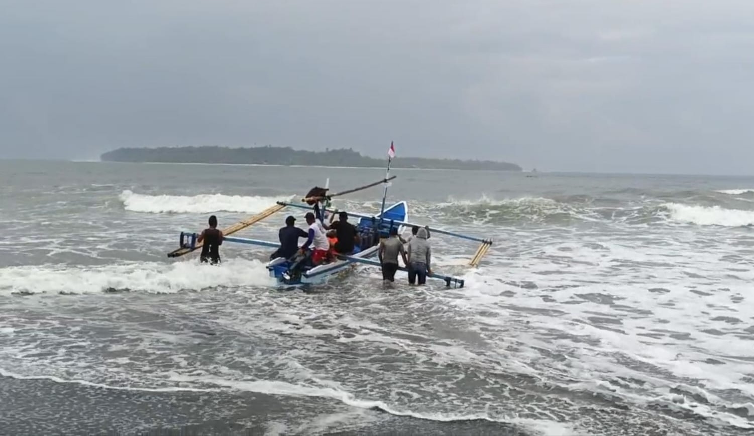 Hadapi Cuaca Ekstrem, PLN Jaga Pasokan Listrik di Pulau Terluar Lampung Tetap Aman saat Ramadhan dan Lebaran 