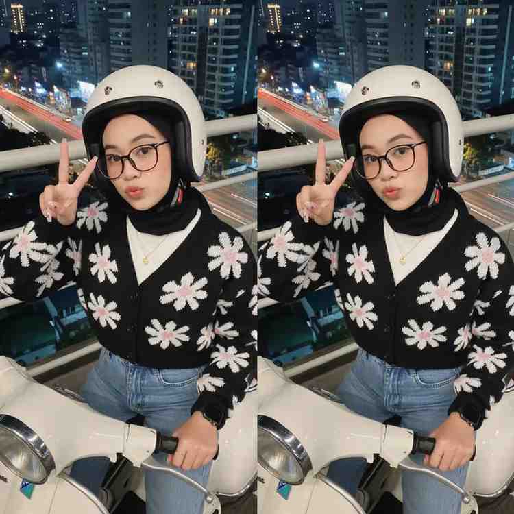 Gemini AI Hasilkan Potret Realistis Hijabers Pose di Atas Vespa Putih dengan Latar Kota Gemerlap!