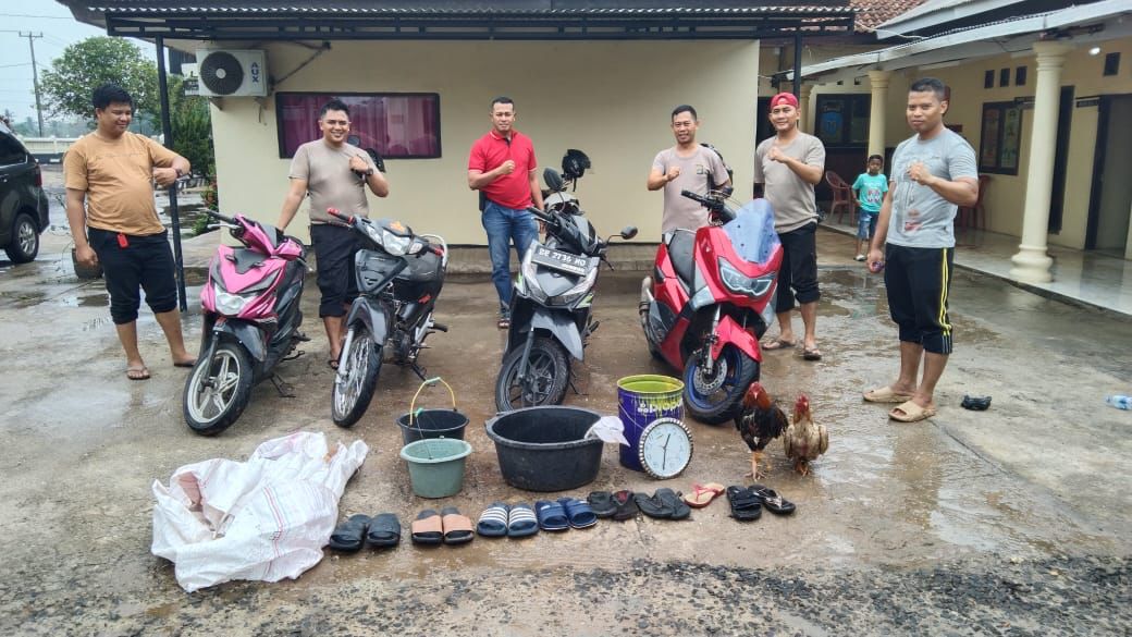 Polsek Batangharinuban Lampung Timur Grebek Judi Sabung Ayam, Ini Barang Buktinya