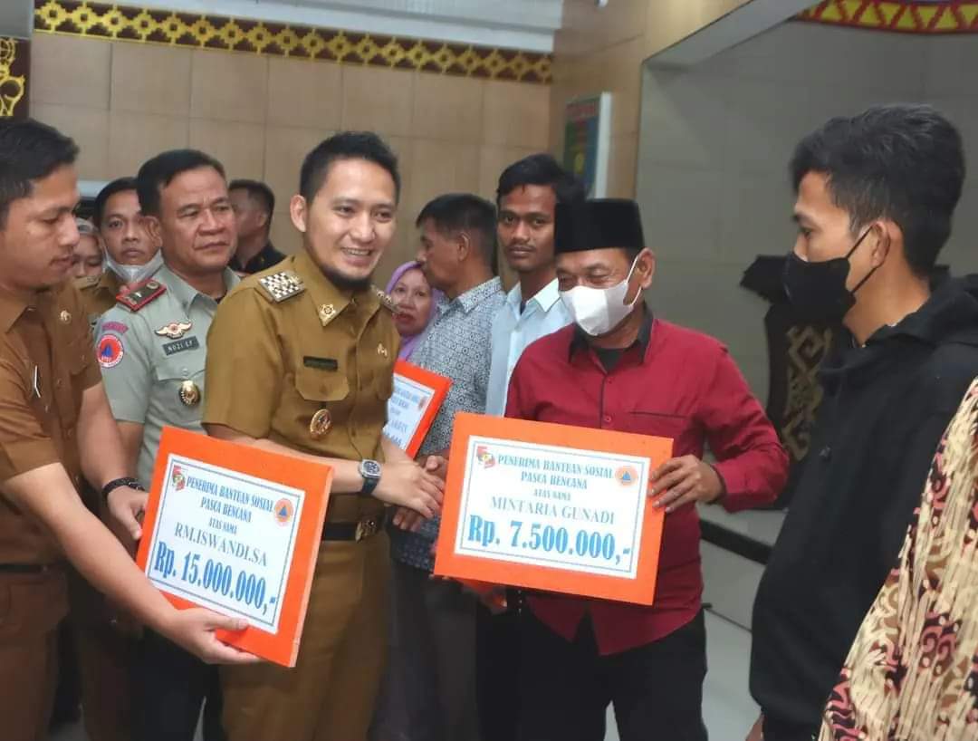 18 KK Tertimpa Bencana Terima Bantuan dari Pemkab Lampura