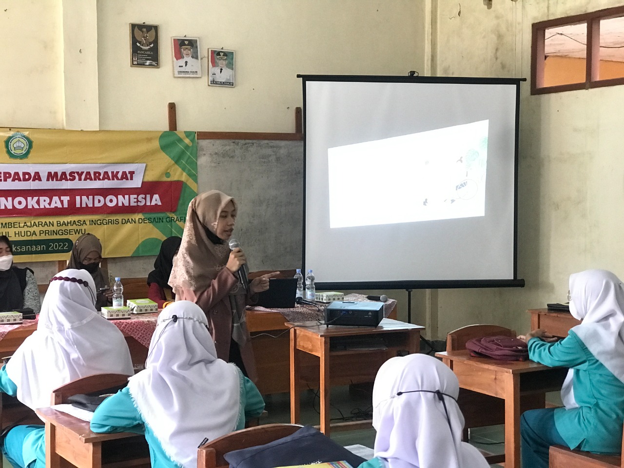 UTI Berikan Pelatihan Bahasa Inggris bagi Siswa SMK Nurul Huda Pringsewu