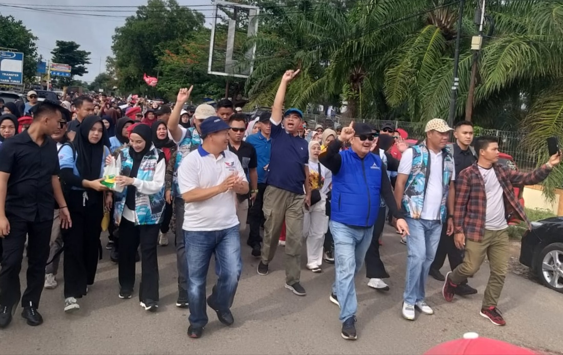 Peserta Senam - Jalan Sehat Penuhi Lapangan dan Jalan Utama Daya Murni Tubaba 