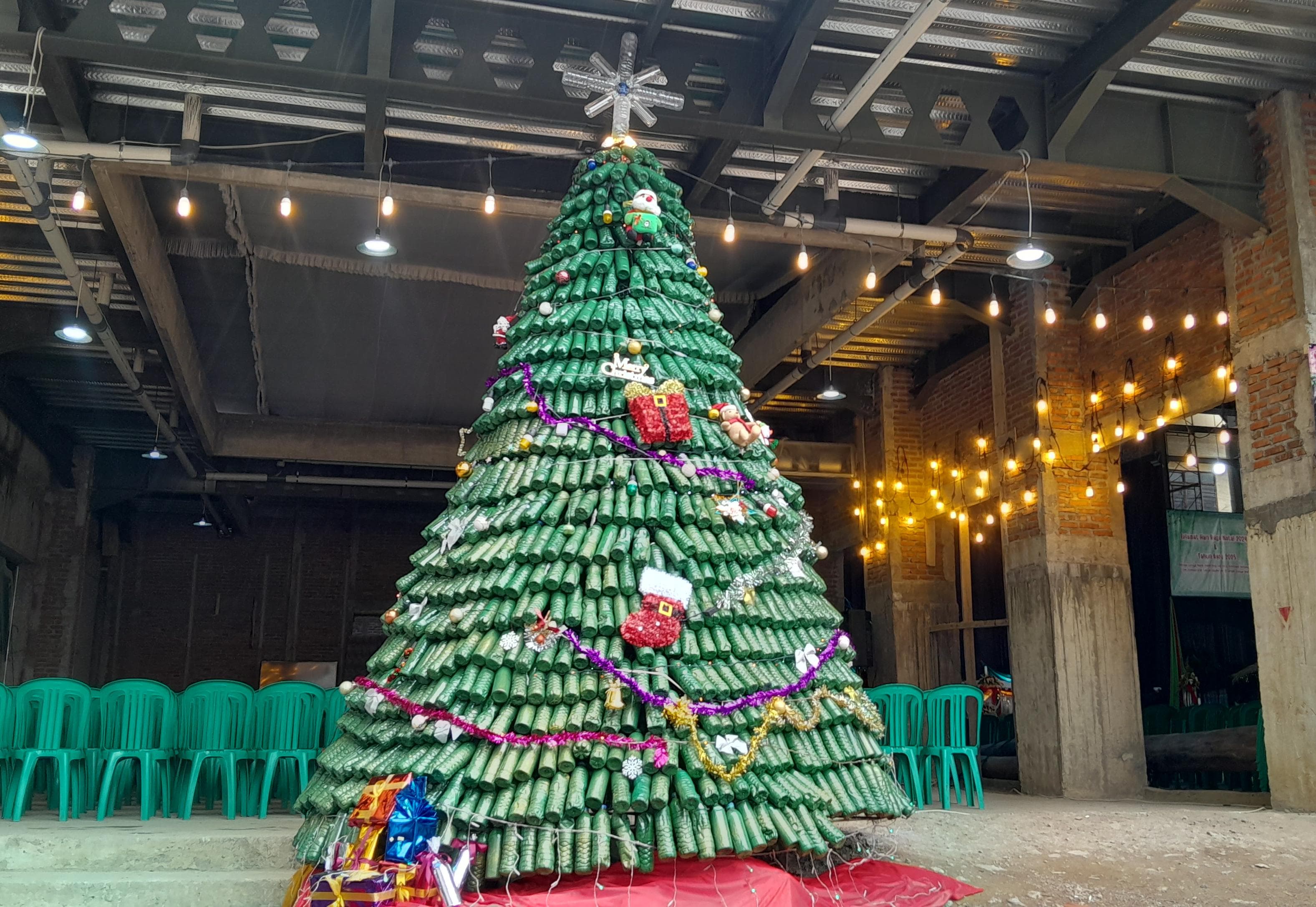 Pohon Natal 3,5 Meter dari Botol Bekas Hiasi Gereja Katedral Kristus Raja Tanjung Karang