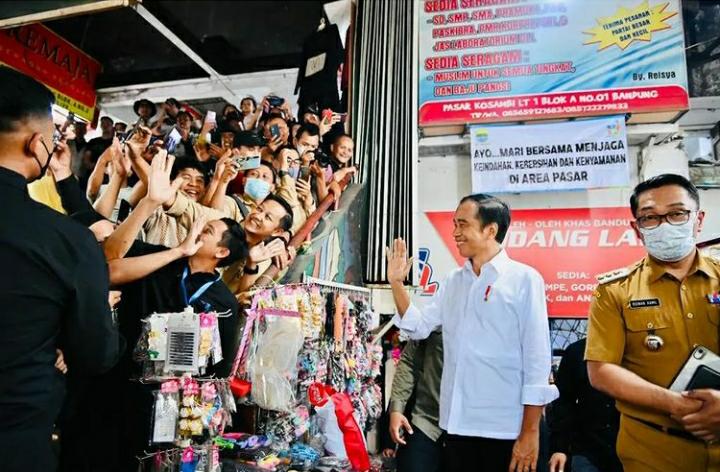 Menaker Dampingi Presiden Jokowi Tinjau Penyaluran BSU di Bandung