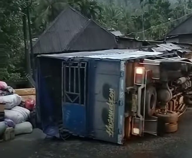 Truk Bantuan Polda Lampung Terguling di Solok, Warganet Kirim Doa untuk Relawan
