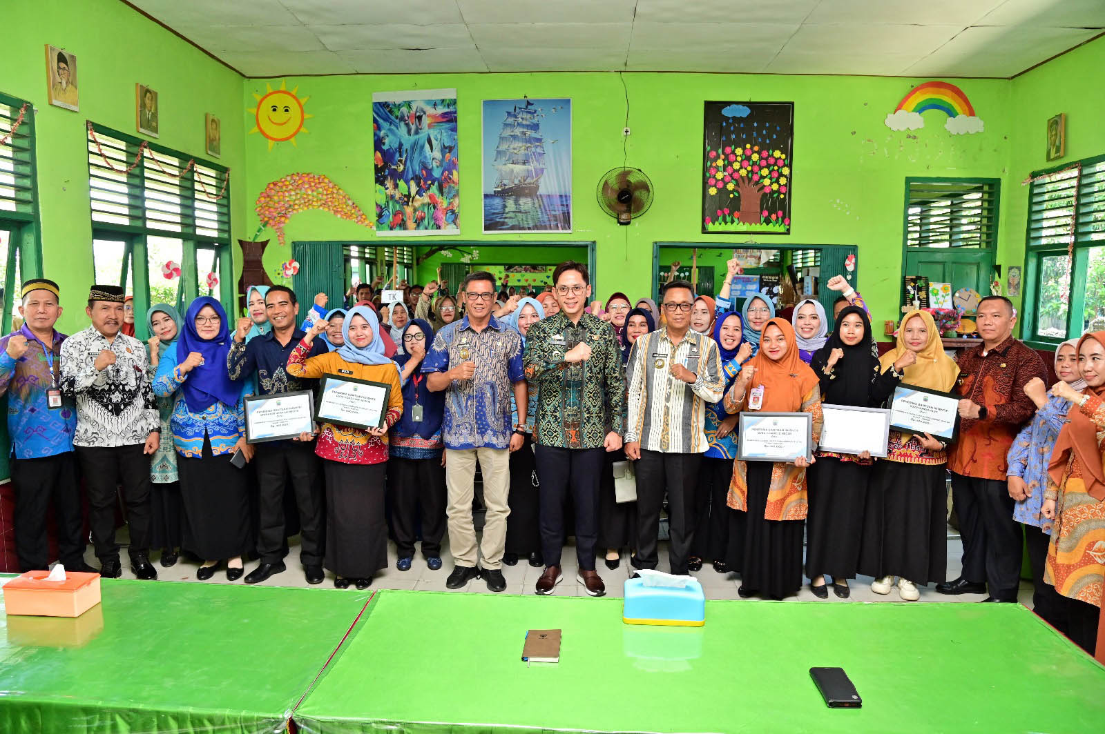 Bupati Lampung Selatan Egi Bagikan Insentif Ratusan Guru Honorer di Natar