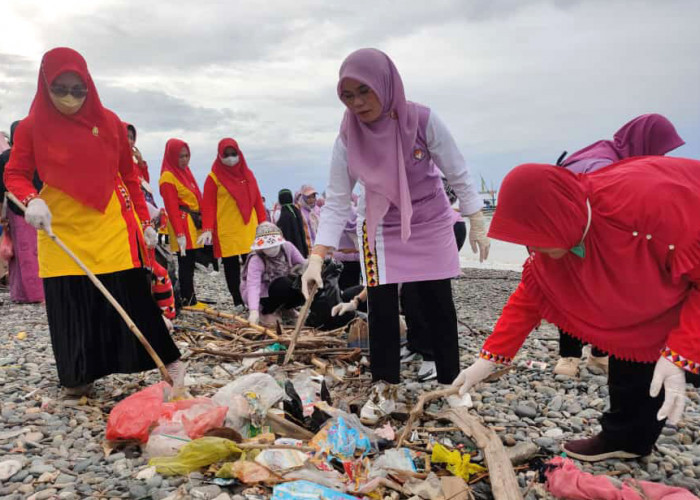 DWP Tanggamus Gelar Bhakti Sosial dan Bersih Pantai Bersama Masyarakat 