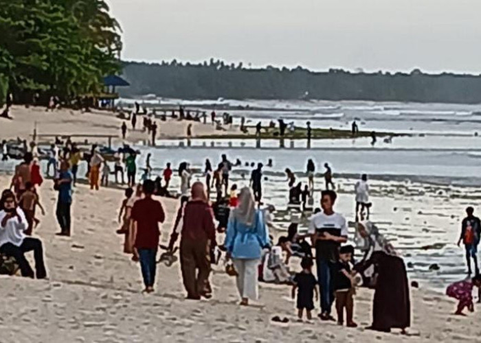 H+2 Lebaran, Pengunjung Mulai Padati Wisata Pantai Labuhan Jukung