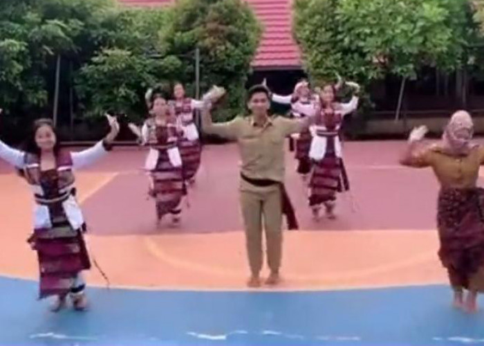Video Iseng Kolaborasi Tari Guru dan Siswi SMPN 32 Bandar Lampung Dapat Jutaan View 