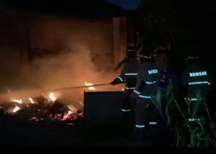 Ditinggal Pergi Penghuninya, Rumah Tukang Ojek di Rajabasa Ludes Terbakar 