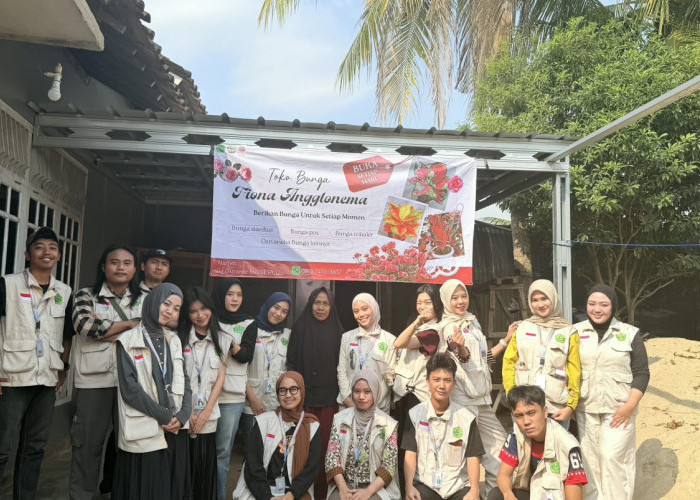 Dukung Kemajuan UMKM Tejosari, Mahasiswa KKL-PPM Universitas Malahayati kelompok 77 Serahkan Banner dan Logo