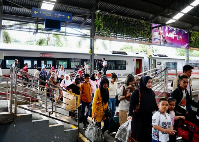 Liburan Akhir Tahun, Kereta Api Jadi Transportasi Favorit: KA Rajabasa dan Kuala Stabas Jadi Andalan!