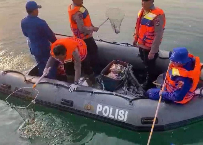 Sambut Hari Bhayangkara ke 78, Ratusan Personel Polresta Bandar Lampung Bersama Warga Bersihkan Pantai