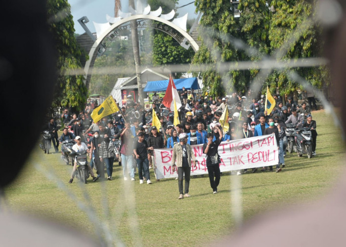 Tolak Kenaikan BBM, Ratusan Masa Aksi Datangi Kantor Gubernur Lampung