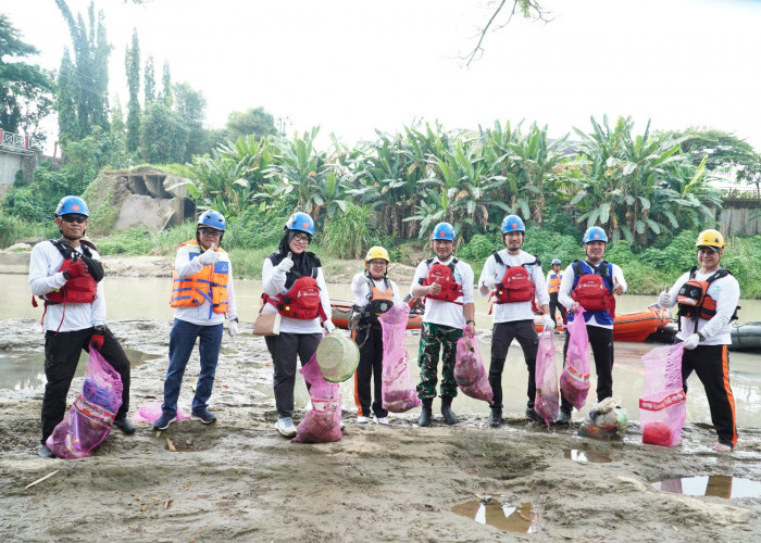 PTBA Gelar Susur Sungai, Angkut 1,56 Ton Sampah dari Sungai Enim