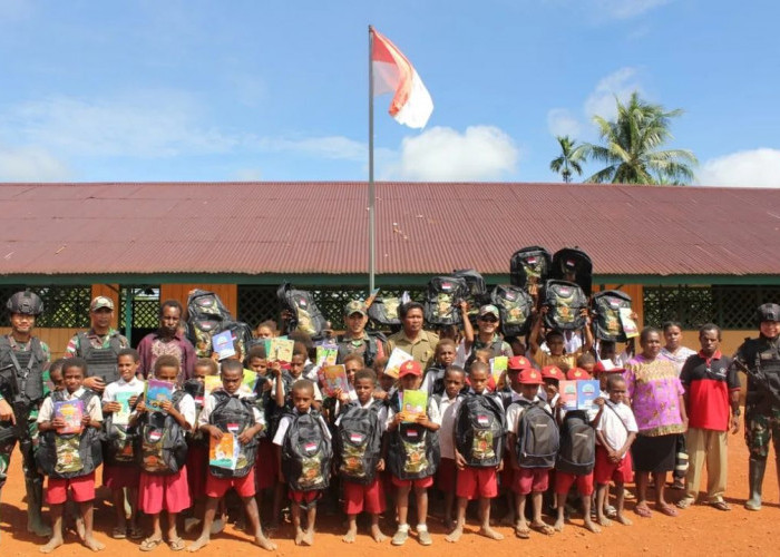 KKB Papua Harusnya Sadar, Ternyata Begini Momen Keakraban TNI dan Siswa di Papua 