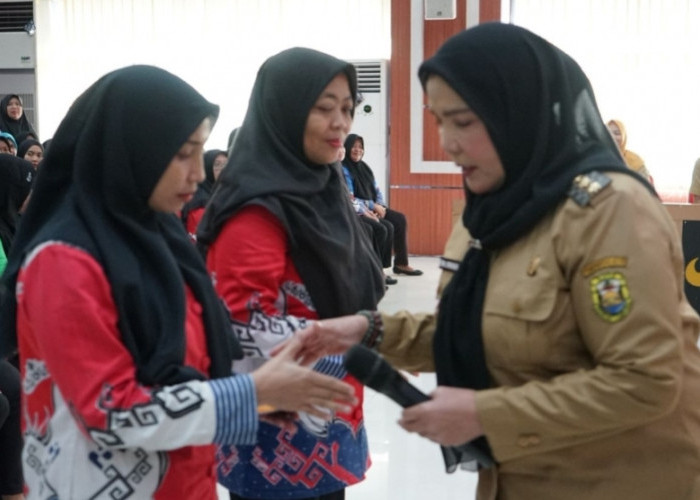 Bunda Eva Salurkan Insentif untuk Ribuan Kader Posyandu hingga TPK