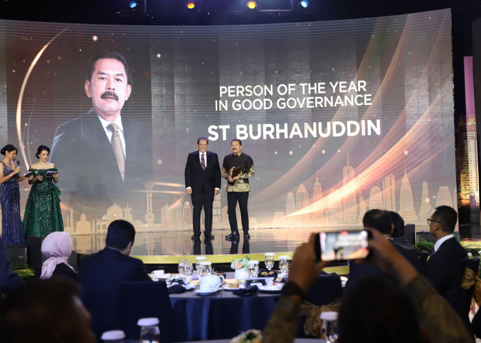 Jaksa Agung ST Burhanuddin Terima Penghargaan Person of The Year in Good Governance