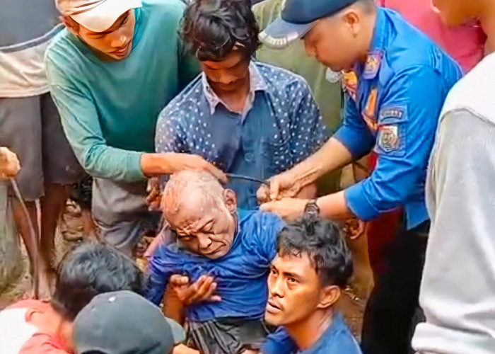 Detik-detik Petugas Damkar Lampura Evakuasi Korban dari Sumur 12 Meter    