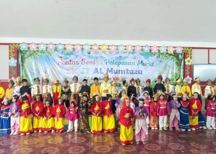 Pelukan dan Air Mata Haru Warnai Aula PKK Kalianda Saat Pelepasan Murid TK IT Al Mumtaza