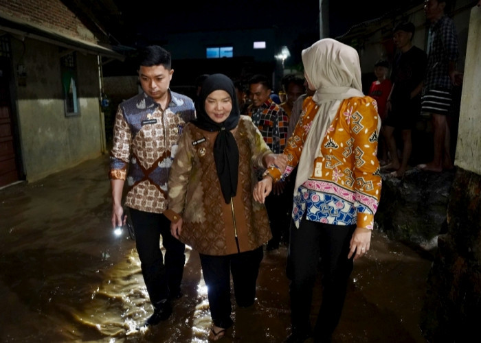 Bunda Eva Beri Bantuan Korban Terdampak Banjir di Bandar Lampung 
