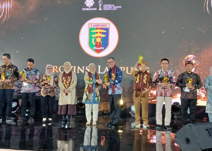Lampung Timur Salah satu Penyumbang PMI Terbanyak, Menteri Tenaga Kerja Berikan Award