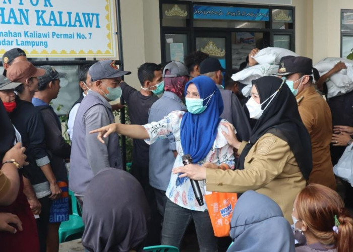 Bunda Eva Salurkan Beras Bantuan Pusat untuk Warga Bandar Lampung, Sasar 96.919 Penerima