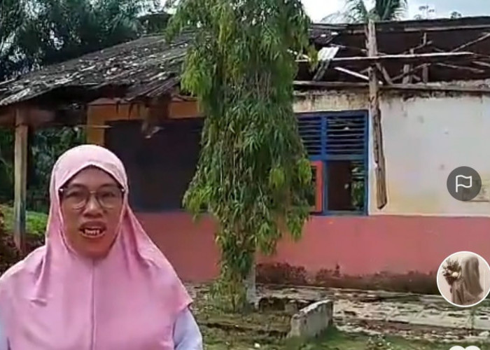 Ironi, Guru di SDN 1 Kota Batu Harus Waswas Setiap Hari Mengajar Dalam Ruang Kelas yang Memprihatinkan  