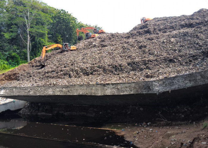 Sampah Masih Dikeruk, Pembangunan Tembok TPA Bakung yang Roboh Belum akan Dilakukan Dalam Waktu Dekat
