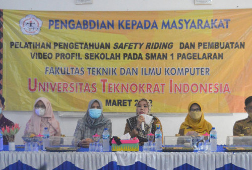 Dosen Universitas Teknokrat Indonesia Beri Pelatihan Safety Riding untuk Siswa SMAN 1 Pagelaran 