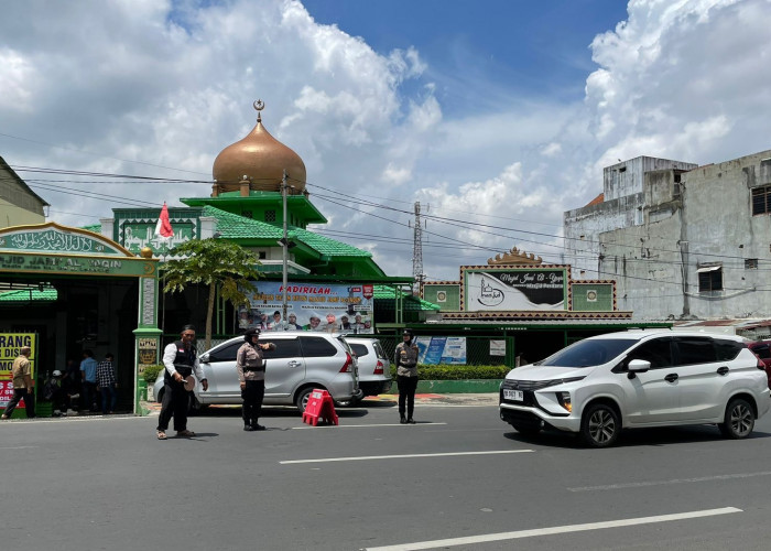 Ada Polwan Cantik Polresta Bandar Lampung di Depan Mesjid, Ada Apa ya?