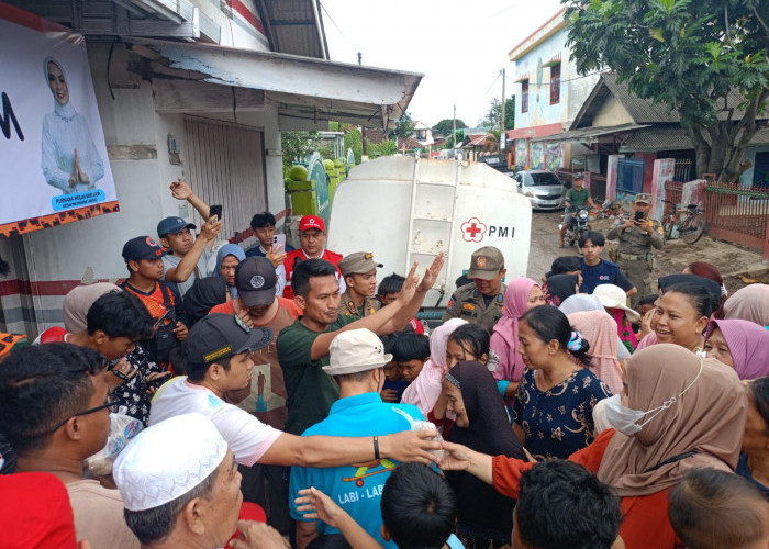 Warga Jalan Bahari Panjang Utara Serbu Dapur Umum BPBD dan PMI Lampung 