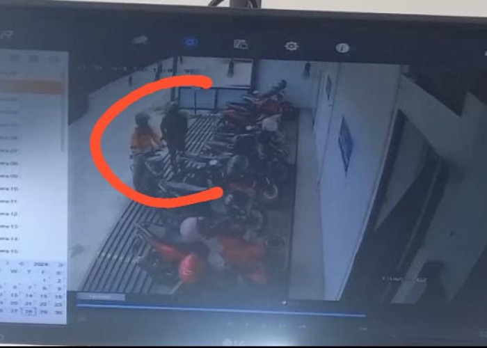 Terekam CCTV, Dua Pelaku Gasak Motor Konsumen Indomaret di Campang