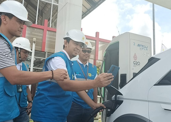 Pastikan Pengguna Kendaraan Listrik Terlayani, GM PLN UID Lampung Tinjau Langsung SPKLU di Rest Area KM 49 