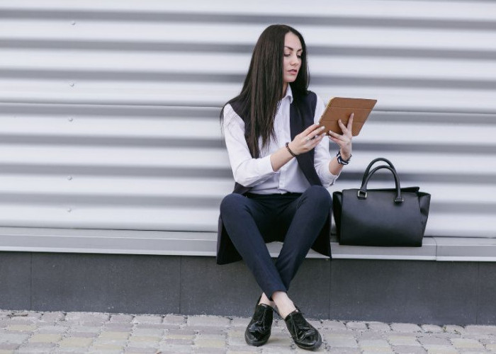  Koleksi Tote Bag dari Brand Mewah yang Wajib Dimiliki Wanita Karier