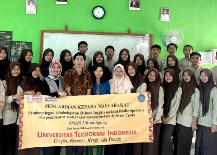 Tim PKM Universitas Teknokrat Indonesia Beri Pelatihan Publik Speaking di SMAN 2 Kota Agung