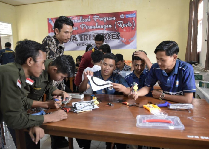 Tantang Kreatifitas Siswa SMA Tri Sukses, Dosen dan Mahasiswa UTI Ajarkan Merakit Robot dengan Cara Sederhana 