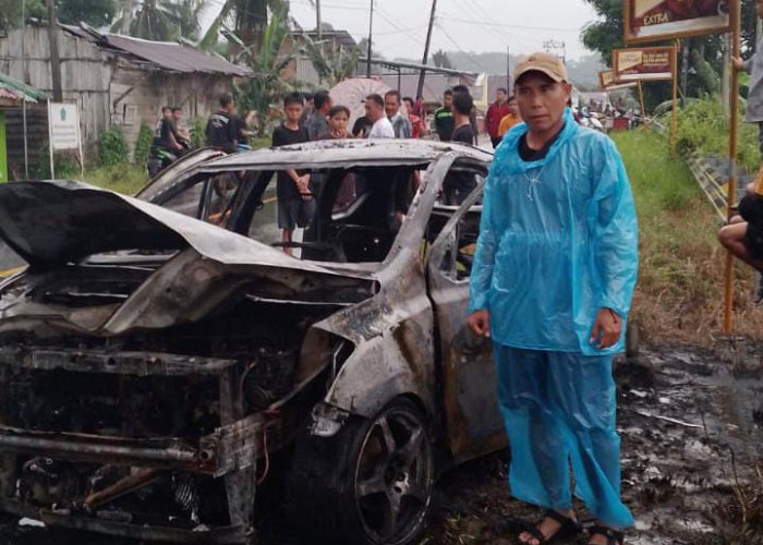 Satu Unit Roda Empat yang Melintas di Jalinbar Pesbar Lampung Terbakar, Ini Penyebabnya