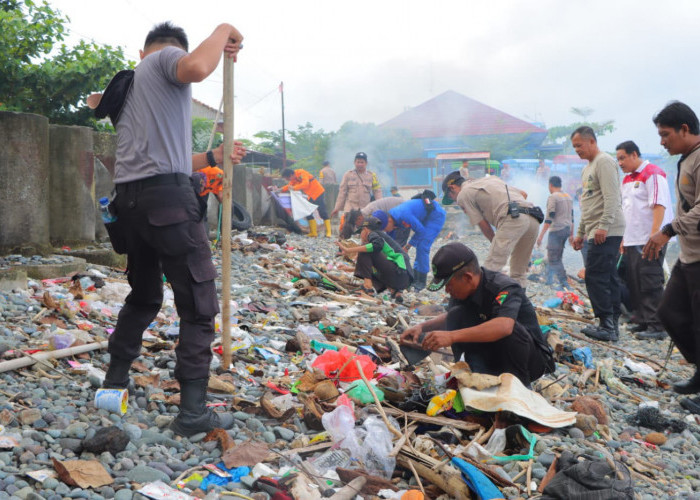 Gandeng Sejumlah Elemen, Polres Tanggamus Gelar Aksi Bersih Pantai  